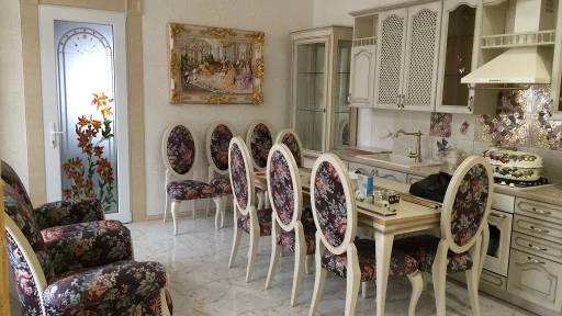 Столовый гарнитур со светлым столом и стульями, обитыми цветочной тканью